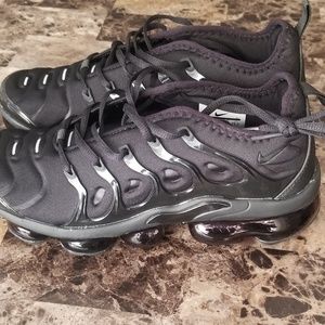 Black on black vapormax plus